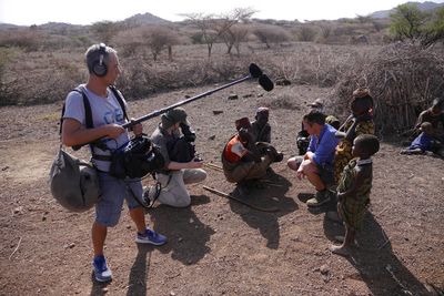 Willi und sein Team bei den Dreharbeiten in der Turkana. Aweets Vater erzählt Willi vom Alltag der Familie.