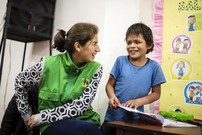Projektleiterin Dianira Trigoso Vizconde hilft dem 08-jährigen Moises bei den Hausaufgaben, Bewegung „Micanto - José Obrero“, Cajamarca, Peru; Foto: Florian Kopp