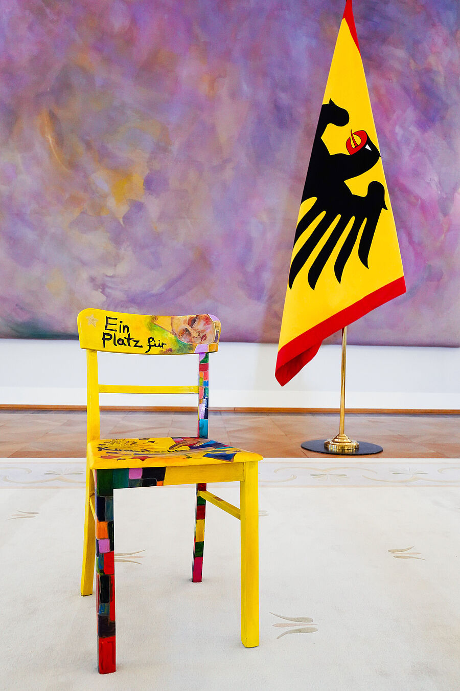 Archivnummer: KMW_8957 Ein Platz für Kinderrechte: Beim Sternsingerempfang im Schloss Bellevue überreichten die Sternsinger aus dem Bistum Augsburg dem Bundespräsidenten einen bunt gestalteten Stuhl, der symbolisch einen Platz für Kinderrechte einfordert. // © Friedrich Stark / Kindermissionswerk