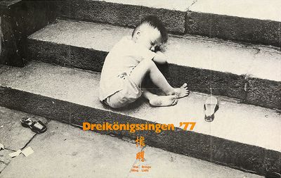 Ein Plakat der Sternsinger von 1977. Das Motiv ist ein schwarz- weiß Fotos eines kleinen Junge der zusammengekauert auf Treppenstufen schläft. Er trägt ein Hemd und eine kurze Hose, trägt jedoch keine Schuhe an den Füßen. Auf der Treppe auf der er schläft liegt Müll herum. Mittig in der Fußzeile des Plakats steht in oranger Farbe Dreikönigssingen´77 gefolgt von zwei chinesischen Schriftzeichen. Diese Zeihen bedeuten Wei Ming. Das heißt Bringe Licht.