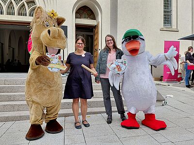 Bei uns in Stuttgart ist der Staffelstab seit der Eröffnung unserer Jugendkirche am 20.09. nun auch unterwegs - bisher mit viel Freude und Engagement bei den Beteiligten. Hier ist er zu sehen mit unseren diözesanen Maskottchen Roxy Ross und Gani Gans, den Tieren des Heiligen Martin, die sich dieses Jahr auch mit den Kinderrechten beschäftigen. Mehr Infos dazu: https://roxy-gani.drs.de/kinderrechte.html
 // © Katholisches Stadtdekanat Stuttgart
