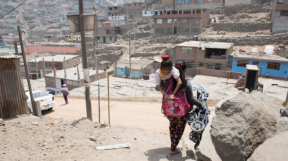 Die Mutter von Angeles trägt sie die Treppe hinunter, Lima, Peru, 10/2017