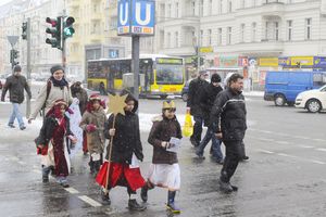 Auch in Berlin sind die Sternsinger unterwegs. Hier geht eine Sternsingergruppe über eine Kreuzung in der nähe vom Leopoldplatz.