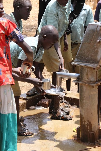 Überlebenswichtig: Frisches Wasser aus sauberen Brunnen