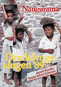 Ein Plakat zur Aktion Dreikönigssingen 1989 für Sri Lanka. Abgebildet sind drei Kinder in dreckigen abgetragenen kurzen Klamotten. Keines der drei Kinder trägt Schuhe an den Füßen. Die Kinder tragen Es sind Körbe die randvoll mit schweren Steinen gefüllt sind. Trotzt der schweren körperlichen Arbeit lächelt eines der Kinder. Zentral im Bild ist der Schriftzug Dreikönigssingen ´89 zu sehen. Auf dem Kopf des Plakates steht das Wort Nangurama. In der unteren rechten Ecke steht damit Kinder heute leben können. 