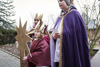 „Stern über Bethlehem, zeig uns den Weg ...“ Noch etwas zaghaft setzt Lor (9) zum Sternsingerlied an, als sich im Dortmunder Wachtelweg die erste Haustür öffnet. Es ist ihre Sternsinger-Premiere, und zur Sicherheit schaut sie noch einmal auf der Rückseite des Sterns nach.