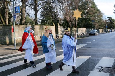 Joris (11), Leni (8) und Pia auf ihrem Weg durch die Gemeinde. 