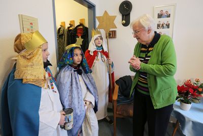 Joris (11), Pia (8) und Leni (8) singen bei der Bewohnerin Anna Strotmann im Wohn- und Pflegzentrum Paulusheim Osnabrueck. 