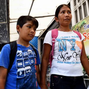 Die Eltern Maria und Antonio ziehen mit ihreihrem Sohn Ismael (11) durch einen Sadtteil der Mittelschicht, um dort Aufkleber gegen eine Spende anzubieten. Da Venezuelaner zwar in Kolumbien geduldet werden, aber nicht arbeiten dürfen, ist das für viele die einzige Einkommensquelle - Gleimar (8) und Ismael (11) leben seit ihrer Flucht aus Venezuela mit ihren Eltern Maria Sosa (31) und Antonio Carpio (30) und den Geschwistern Manuel (13) und Yannovis (2) in Cúcuta, Departamento Norte de Santander, Kolumbien; Foto: Florian Kopp