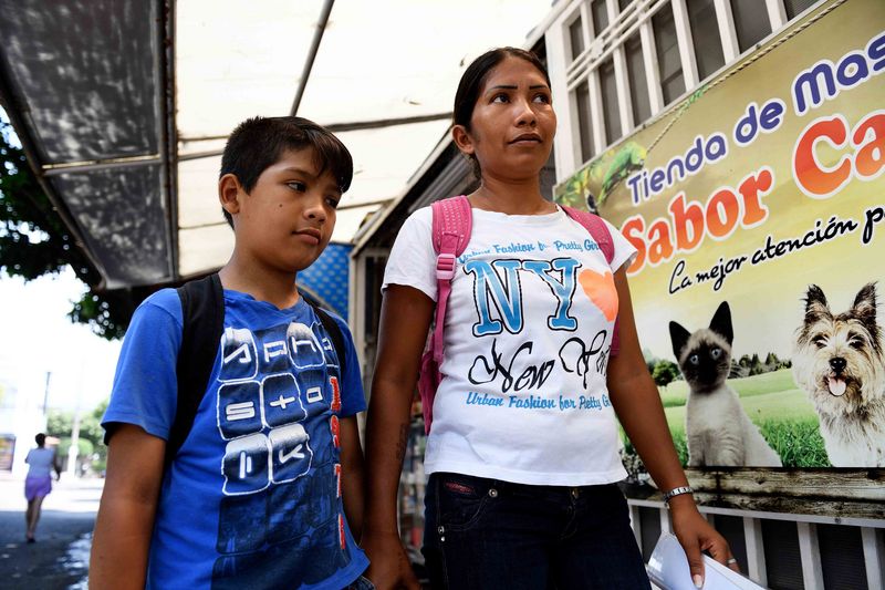 Die Eltern Maria und Antonio ziehen mit ihreihrem Sohn Ismael (11) durch einen Sadtteil der Mittelschicht, um dort Aufkleber gegen eine Spende anzubieten. Da Venezuelaner zwar in Kolumbien geduldet werden, aber nicht arbeiten dürfen, ist das für viele die einzige Einkommensquelle - Gleimar (8) und Ismael (11) leben seit ihrer Flucht aus Venezuela mit ihren Eltern Maria Sosa (31) und Antonio Carpio (30) und den Geschwistern Manuel (13) und Yannovis (2) in Cúcuta, Departamento Norte de Santander, Kolumbien; Foto: Florian Kopp