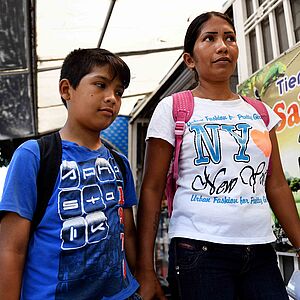 Die Eltern Maria und Antonio ziehen mit ihreihrem Sohn Ismael (11) durch einen Sadtteil der Mittelschicht, um dort Aufkleber gegen eine Spende anzubieten. Da Venezuelaner zwar in Kolumbien geduldet werden, aber nicht arbeiten dürfen, ist das für viele die einzige Einkommensquelle - Gleimar (8) und Ismael (11) leben seit ihrer Flucht aus Venezuela mit ihren Eltern Maria Sosa (31) und Antonio Carpio (30) und den Geschwistern Manuel (13) und Yannovis (2) in Cúcuta, Departamento Norte de Santander, Kolumbien; Foto: Florian Kopp