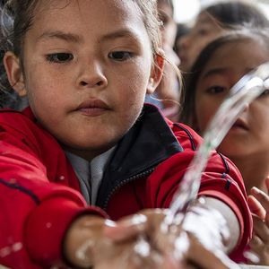 Sofia (5) wäscht sich vor dem Lunch die Hände - Ein Nachmittag bei „Micanto - José Obrero“, Cajamarca, Peru; Foto: Florian Kopp