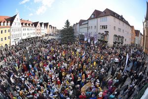 2.200 Sternsinger feiern am Donnerstag, 29. Dezember, in Neumarkt in der Oberpfalz die bundesweite Eröffnung ihrer 58. Aktion Dreikönigssingen. Die Sternsinger füllen den gesamten Platz. 