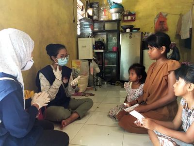 Um die Menschen über das gefährliche Corona-Virus aufzuklären, besuchten die ALIT-Mitarbeiter die Familien auch zuhause.