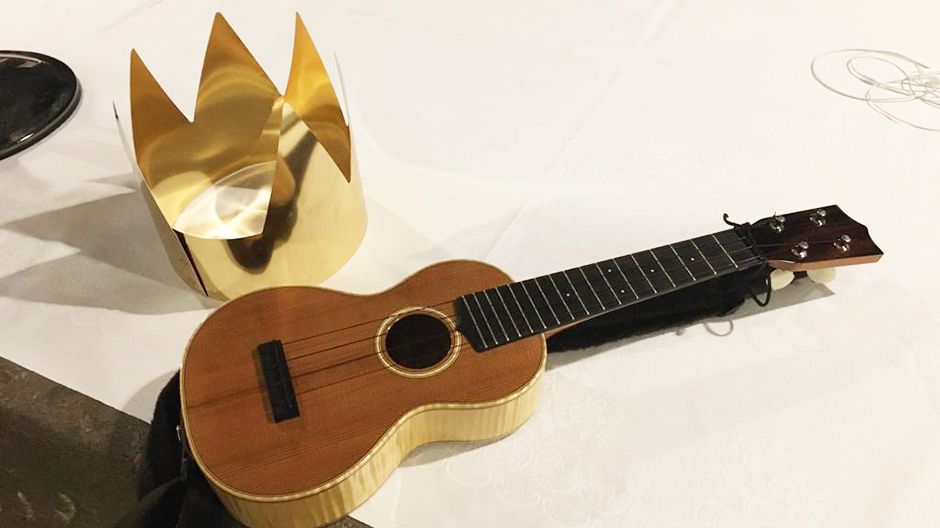 Eine Ukulele und eine Krone liegen auf dem Altar.