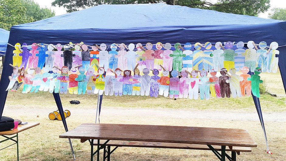 Anlässlich einer Ferienstartaktion haben Kinder aus der katholischen Seelsorgeeinheit Karlsruhe Allerheiligen mit viel Spaß über 50 Figuren gestaltet und aneinandergereiht. Das tolle Ergebnis: knapp zehn Meter!