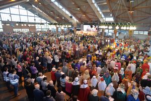 Unter dem Leitwort „Segen bringe, Segen sein. Gemeinsam für Gottes Schöpfung – in Kenia und weltweit!“ machen die Sternsinger in diesem Jahr auf die weltweiten Folgen und Gefahren des Klimawandels aufmerksam.  ei einer gemeinsamen Messe stimmen sie sich für die kommende Aktion ein. Die große Halle ist prall mit Menschen gefüllt.