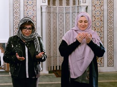 Maria (l.), Lehrerin im Alwan-Programm, und Dr. Nayla Tabbara, Gründerin der Adyan-Stiftung, beim gemeinsamen Beten in einer Beiruter Moschee. 