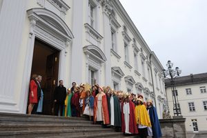 Bundespräsident Joachim Gauck  und seine Frau Daniela empfangen die Sternsinger im Schloss Bellevue. Dreißig Sternsinger und Sternsiegerinnen stehen auf der Treppe zum Eingang in Schloss Bellevue und singen ein Lied. Auch Prälat Dr. Klaus Krämer singt mit.