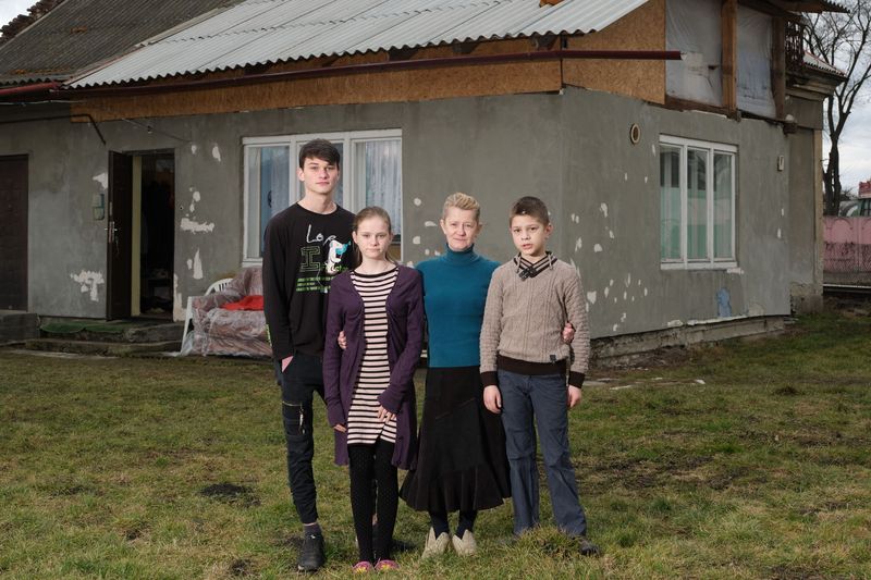 Ukraine - Vorschau 4 Großmutter Anna (55) kümmert sich seit mehreren Jahren um ihre Enkelkinder Maxim, Tatjana und Denis, obwohl sie selbst arbeitet. Auch wenn die Tochter regelmäßig Geld schickt, muss Anna dazuverdienen, damit die Familie über die Runden kommt.