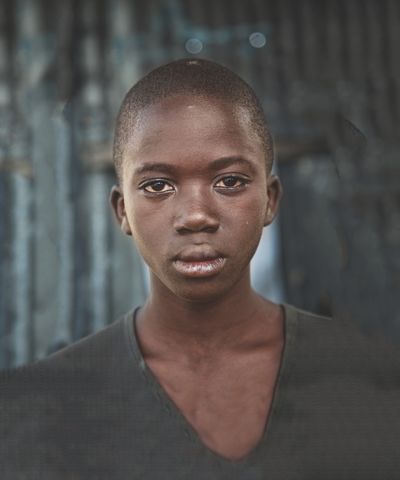 Kwame Adgei. Er sucht auf dem Schrottplatz von Accra im Plastikmüll nach verwertbaren Metallresten.