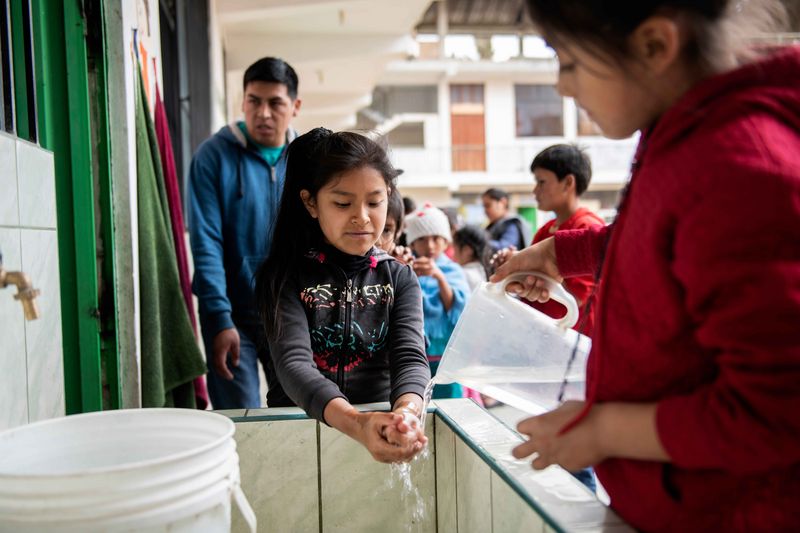 Luzmila (9) wäscht sich vor dem Lunch die Hände - Ein Nachmittag bei „Micanto - José Obrero“, Cajamarca, Peru; Foto: Florian Kopp