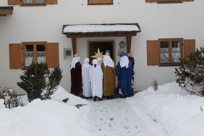 Festlich gekleidet und geschmückt singen die Sternsinger aus tiefem Herzen die Sternsingerlieder für andere Menschen. 