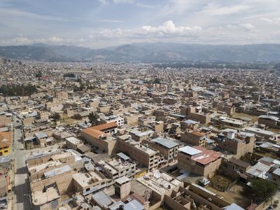 Blick über Cajamarca und MICANTO (rotes, L-förmiges Ziegeldach), Cajamarca, Peru; Foto: Florian Kopp