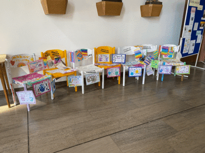 Unser Stühle gehen auf Wanderausstellung durch verschiedene Orte und machen so darauf aufmerksam, dass Kinder einen Platz in unserer Mitte brauchen // © Sandra Lutz