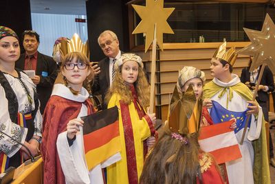 Der deutsche EU-Vizepräsident Rainer Wieland führt die Sternsinger durch den Plenarsaal des europäischen Parlaments.  Das führt zu u großen Augen bei den Sternsingern, denn dort ist man nicht alle Tage.