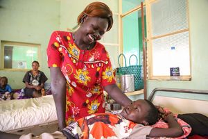 Benson aus dem Südsudan Auch Okol hat sich beim Sturz vom Mangobaum verletzt. Viele Kinder im Südsudan helfen bei der Ernte der süßen Früchte, die sie oft auf dem Markt verkaufen. Beim Pflücken von den hohen Bäumen kommt es immer wieder zu Unfällen.