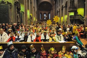 Eröffnungsgottesdienst der 54. Aktion Dreikönigssingen im Mainzer Dom. Hunderte Sternsinger füllen die Kirche bis auf den letzten verfügbaren Platz. Alle verfolgen gespannt und aufmerksam den Gottesdienst der die Sternsingeraktion offiziell und feierlich eröffnet. 