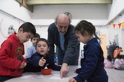 Padre Toto freut sich mit den Kindern über die neuen Räume.