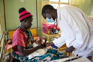 Francis wird wegen seiner Malaria im Krankenhaus behandelt.