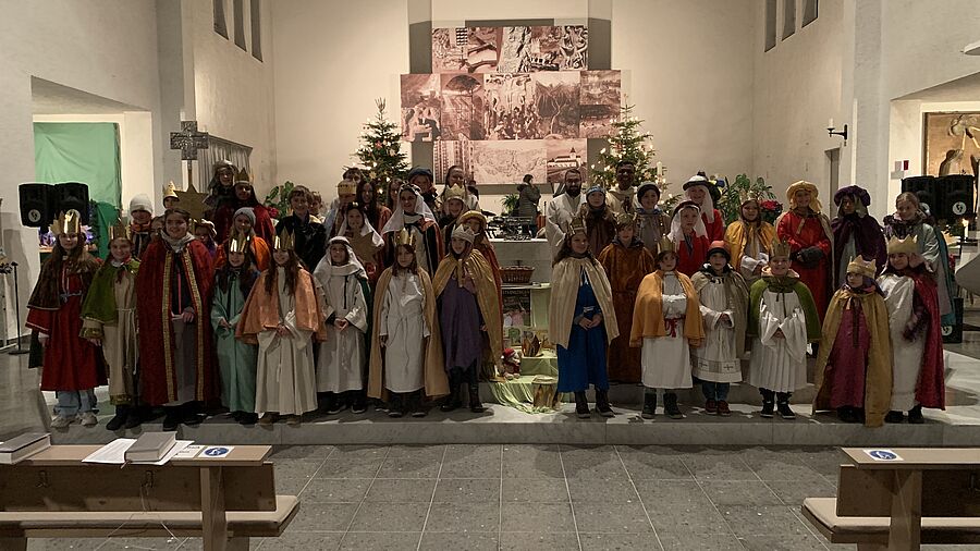 Gemeinsamer Aussendungsgottesdienst am 1.1.25 für die Sternsinger der Seelsorgeeinheit Walldorf-St. Leon-Rot im Ortsteil St. Leon // © Angelika Adelfang