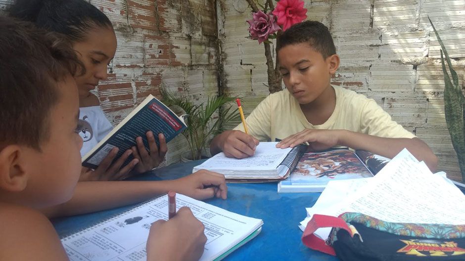 David (12) in Brasilien muss ebenfalls zu Hause lernen. Meistens liest er im Geschichtsbuch, denn Geschichte ist sein Lieblingsfach. Seine Familie hat Probleme, Geld für Essen zu bekommen, viele Menschen können nicht arbeiten. Am liebsten spielt David Spiele mit seiner Familie, dafür war früher kaum Zeit