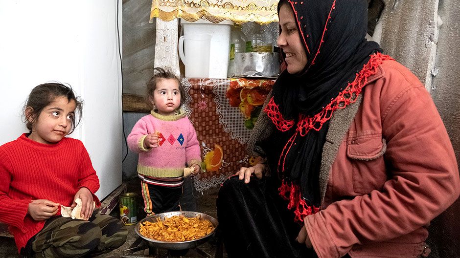 Einmal am Tag kocht Nours Mutter für ihre Familie. Das wenige Essen teilt Mutter Riham gerecht unter den Kindern auf. 