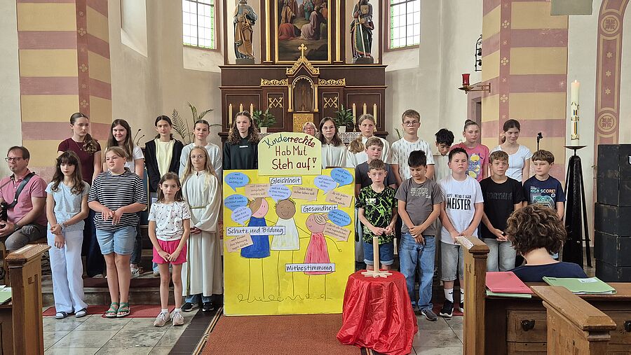 Die Pfarrgemeinde Taubergrau hat einen Familiengottesdienst rund um den Staffelstab umgesetzt – unter dem Motto „Manchmal braucht es Mut, seine Meinung zu sagen. Manchmal braucht es Mut, jemandem zu helfen. Manchmal braucht es Mut, für die Rechte von Kindern einzustehen. Auch wir sind eingeladen, mutig zu sein und für andere einzustehen." // © Petra Rhein-Bruder