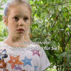 Ein Mädchen auf einer Kakaoplantage