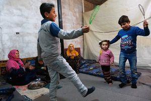 Bilderserie Nour 12 Großen Spaß macht den Geschwistern der Dabke, ein traditioneller Tanz, der auch in Syrien bei Feiern getanzt wird. Ausgelassen wirbeln die Brüder über den Boden, während die Erwachsenen im Rhythmus klatschen.