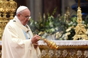 Papst Franziskus hat eine Gefäß mit Weihrauch in der Hand und mahnt zur Nächstenliebe. Er fordert Einsatz für andere Menschen. Im Zentrum seiner Aufmerksamkeit sind die misshandelten, schutzlosen und Not leidenden Kinder auf der ganzen Welt.