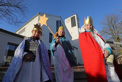 Pia (7), Leni (8) und Joris (11), Sternsinger vor der Pfarrkirche St.Pius in Osnabrueck.