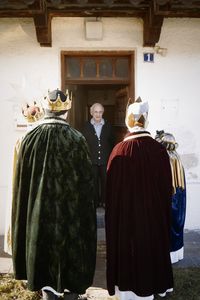 Ein älterer Mann freut sich über den Besuch der Sternsinger bei ihm zuhause.