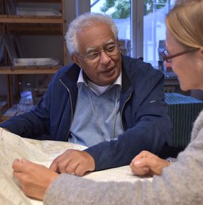 Der emeritierte Bischof von El Obeid, Macran Max Gassis, im Gespraech mit Laenderreferentin Stefanie Frels im Kindermissionswerk "Die Sternsinger".