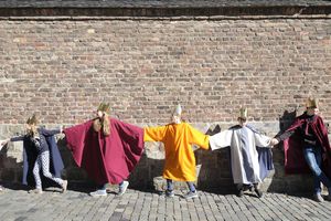 8_Sternsinger umarmen den Aachener Dom