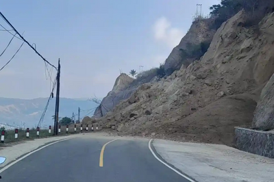 Zerstörte Straße in Indonesien nach dem Erdbeben