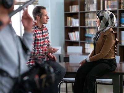 TV-Reprter Willi Weitzel im Gespräch mit Lehrerin Hiba Ballout bei den Dreharbeiten zum neuen Sternsingerfilm: Willi im Libanon.