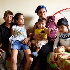 Majoris (8) lebt seit der Flucht mit ihren Eltern Hector Jimenez (30), Jennifer Araujo (22) und den Geschwistern Yonnier (6, behindert) und Hector (1) in Cúcuta, Departamento Norte de Santander, Kolumbien; Foto: Florian Kopp