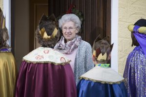 Eine ältere Dame freut sich über den Besuch der Sternsinger. Die Sternsinger singen und schenken ihren Segen.