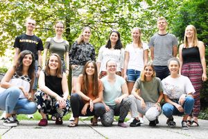 Kindermissionswerk und missio entsenden Freiwillige Die 13 Freiwilligen im Gruppenfoto. Alle sehen glücklich aus.